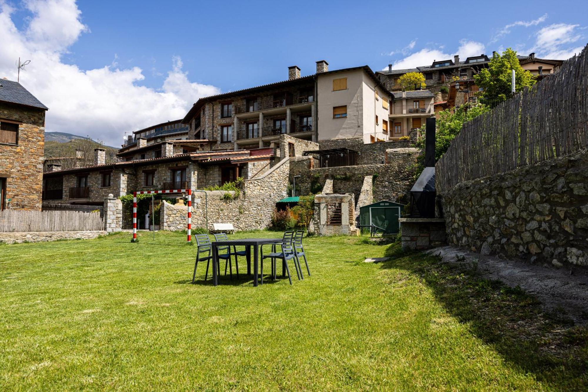 Aparthotel Bellver Bellver De Cerdanya Buitenkant foto